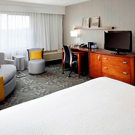 คอร์ตยาร์ด แอครอน ดาวน์ทาวน์ สโตว์ Hotel Stow ภายนอก รูปภาพ