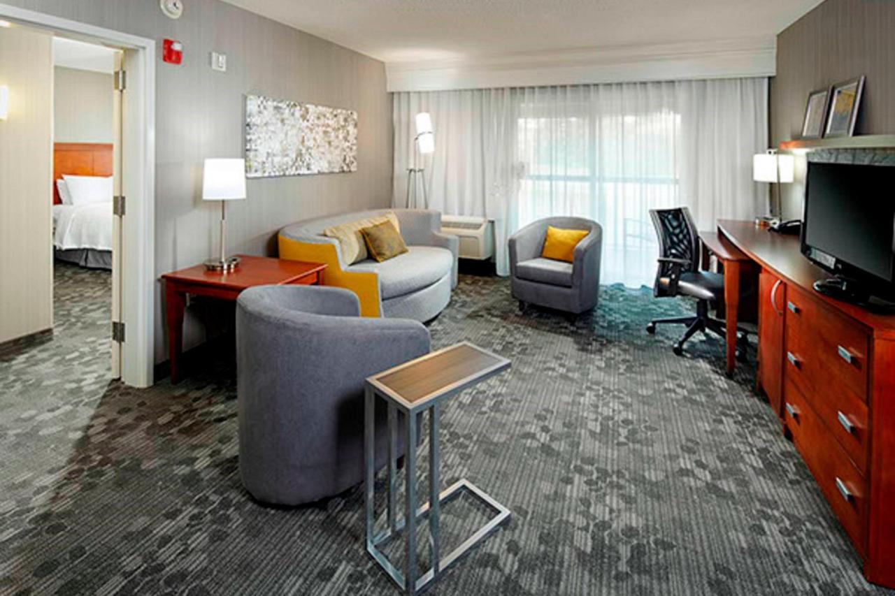 คอร์ตยาร์ด แอครอน ดาวน์ทาวน์ สโตว์ Hotel Stow ภายนอก รูปภาพ