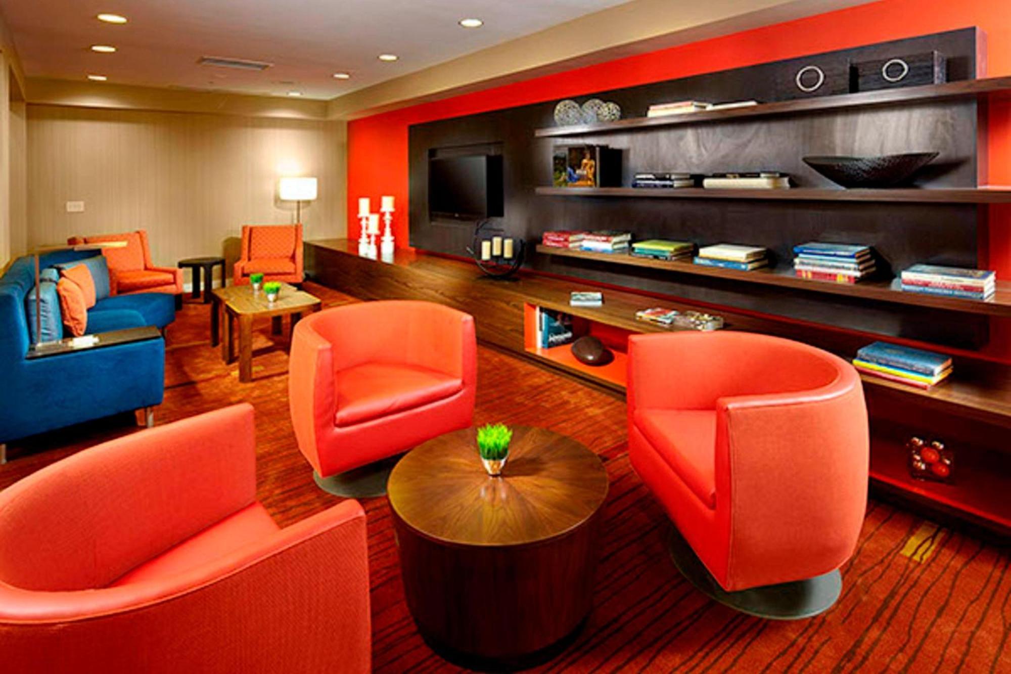 คอร์ตยาร์ด แอครอน ดาวน์ทาวน์ สโตว์ Hotel Stow ภายนอก รูปภาพ