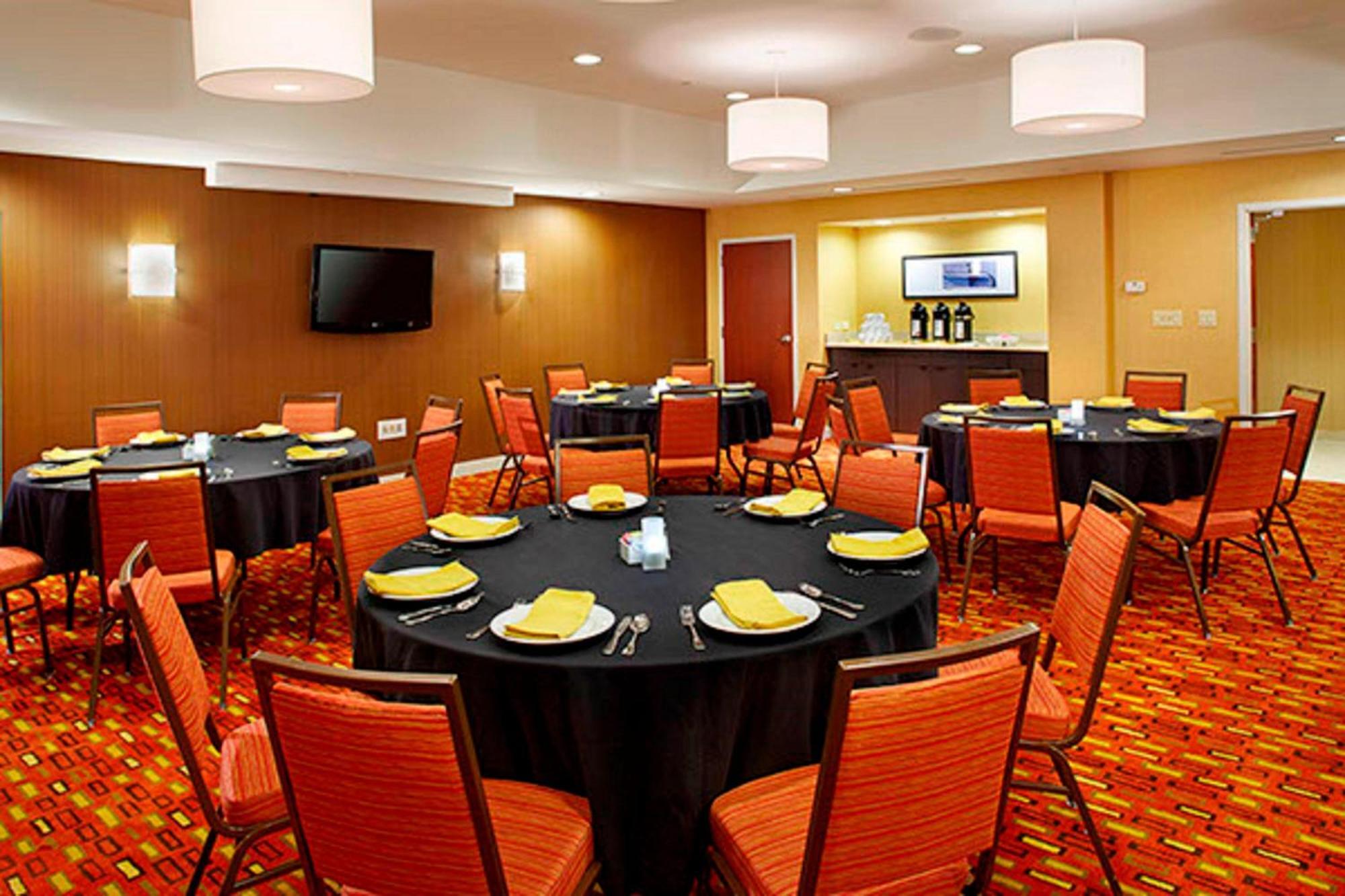 คอร์ตยาร์ด แอครอน ดาวน์ทาวน์ สโตว์ Hotel Stow ภายนอก รูปภาพ