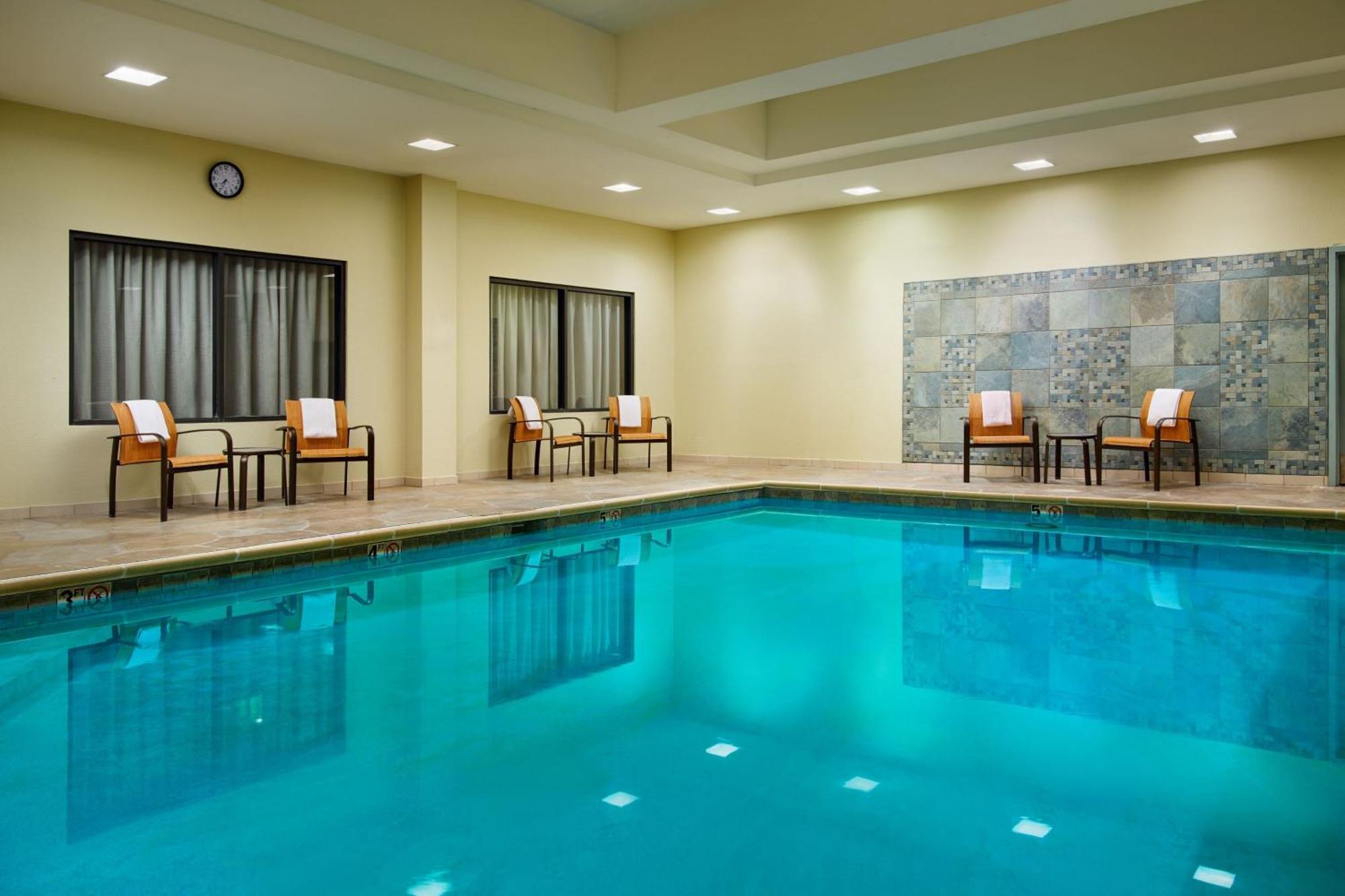 คอร์ตยาร์ด แอครอน ดาวน์ทาวน์ สโตว์ Hotel Stow ภายนอก รูปภาพ