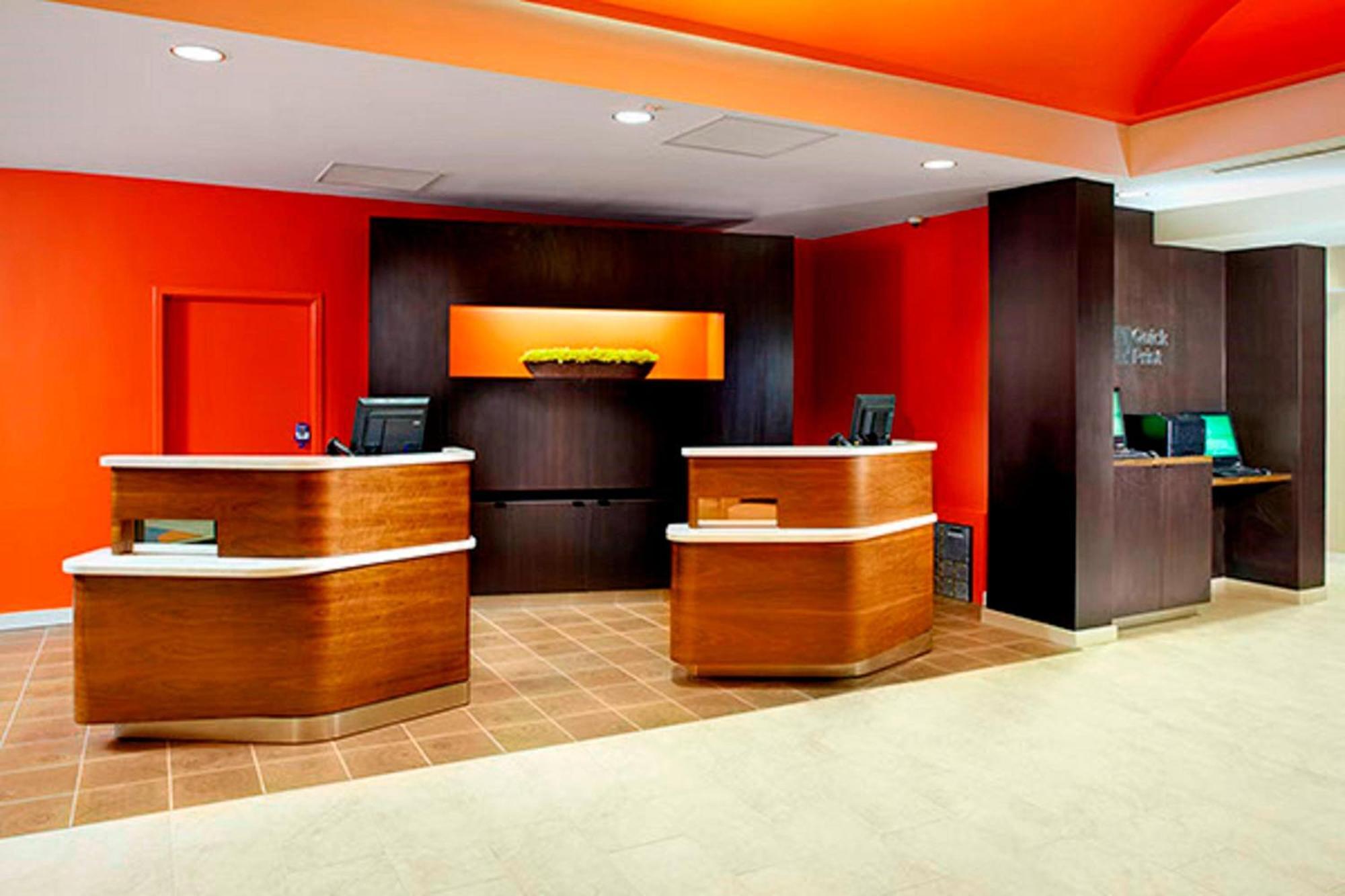 คอร์ตยาร์ด แอครอน ดาวน์ทาวน์ สโตว์ Hotel Stow ภายนอก รูปภาพ