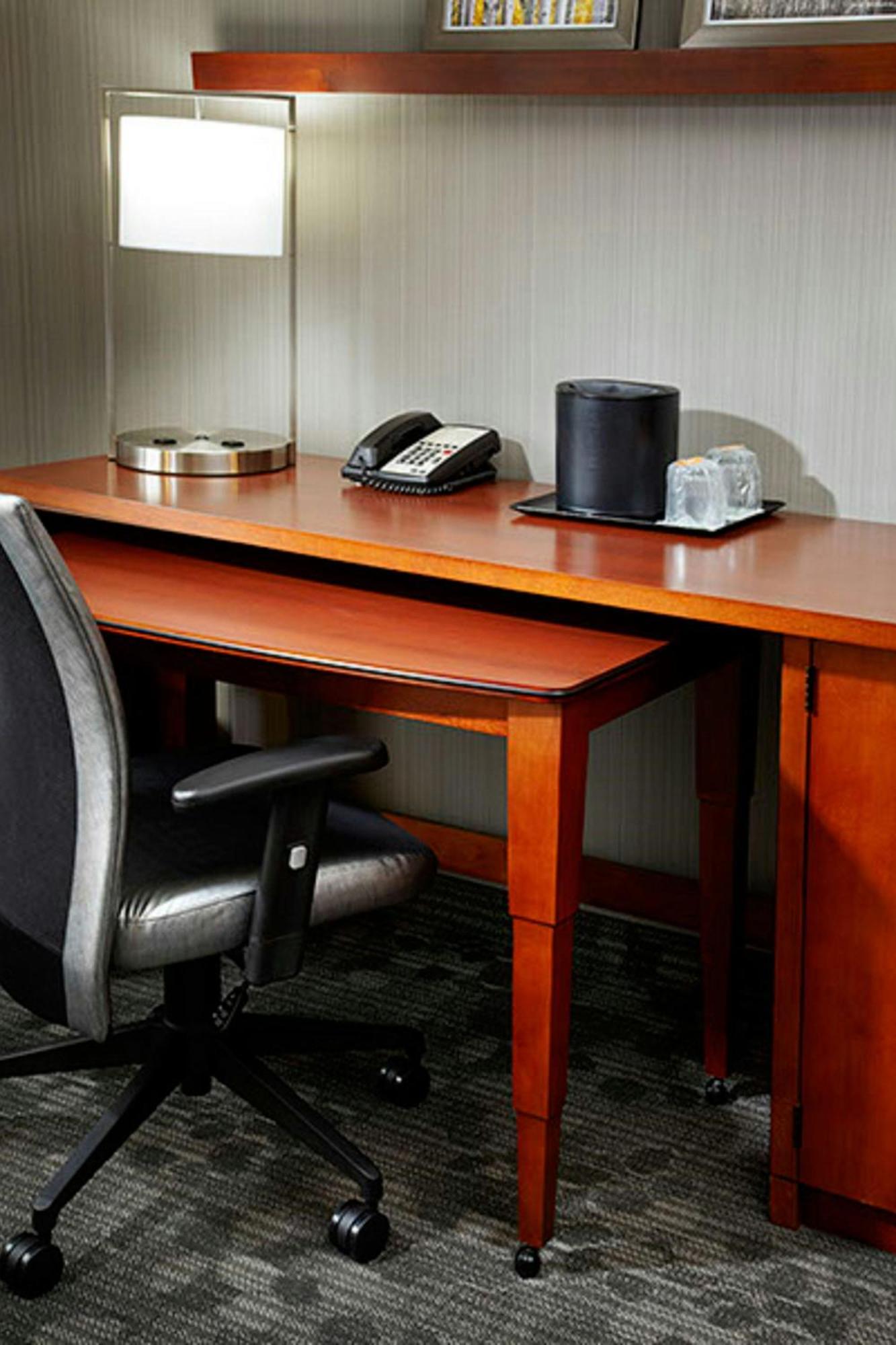 คอร์ตยาร์ด แอครอน ดาวน์ทาวน์ สโตว์ Hotel Stow ภายนอก รูปภาพ