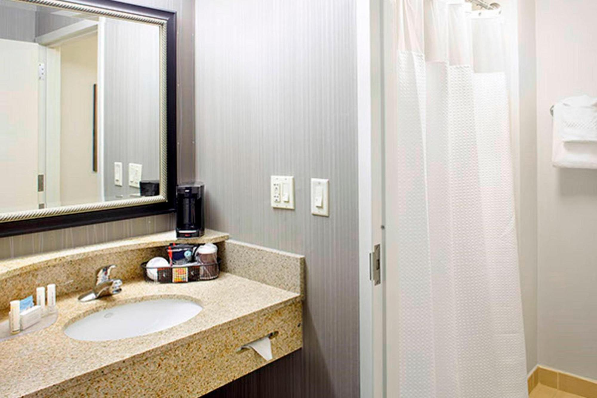 คอร์ตยาร์ด แอครอน ดาวน์ทาวน์ สโตว์ Hotel Stow ภายนอก รูปภาพ