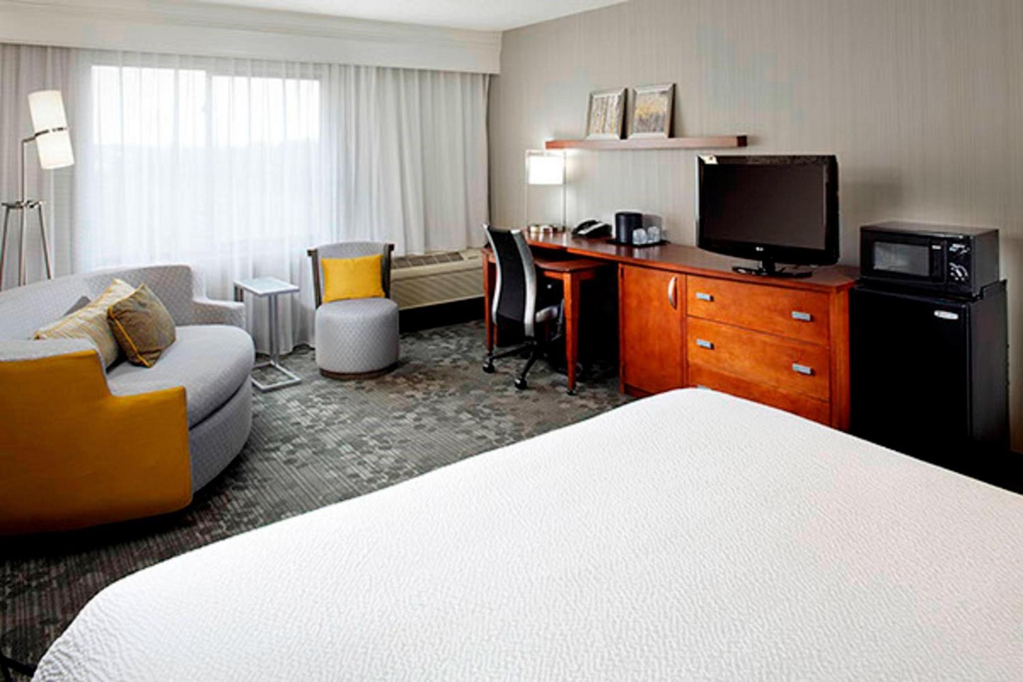 คอร์ตยาร์ด แอครอน ดาวน์ทาวน์ สโตว์ Hotel Stow ภายนอก รูปภาพ