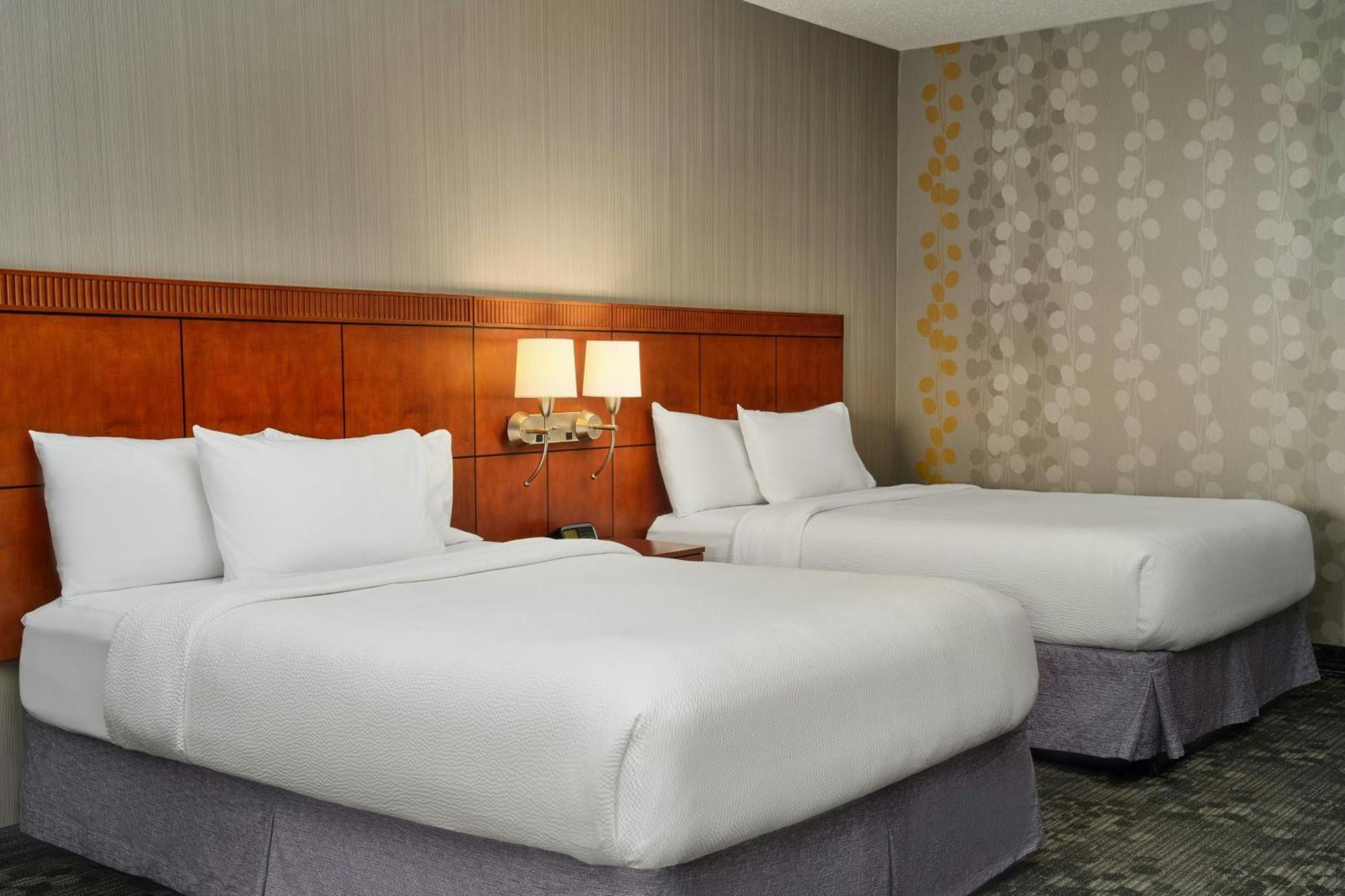 คอร์ตยาร์ด แอครอน ดาวน์ทาวน์ สโตว์ Hotel Stow ภายนอก รูปภาพ