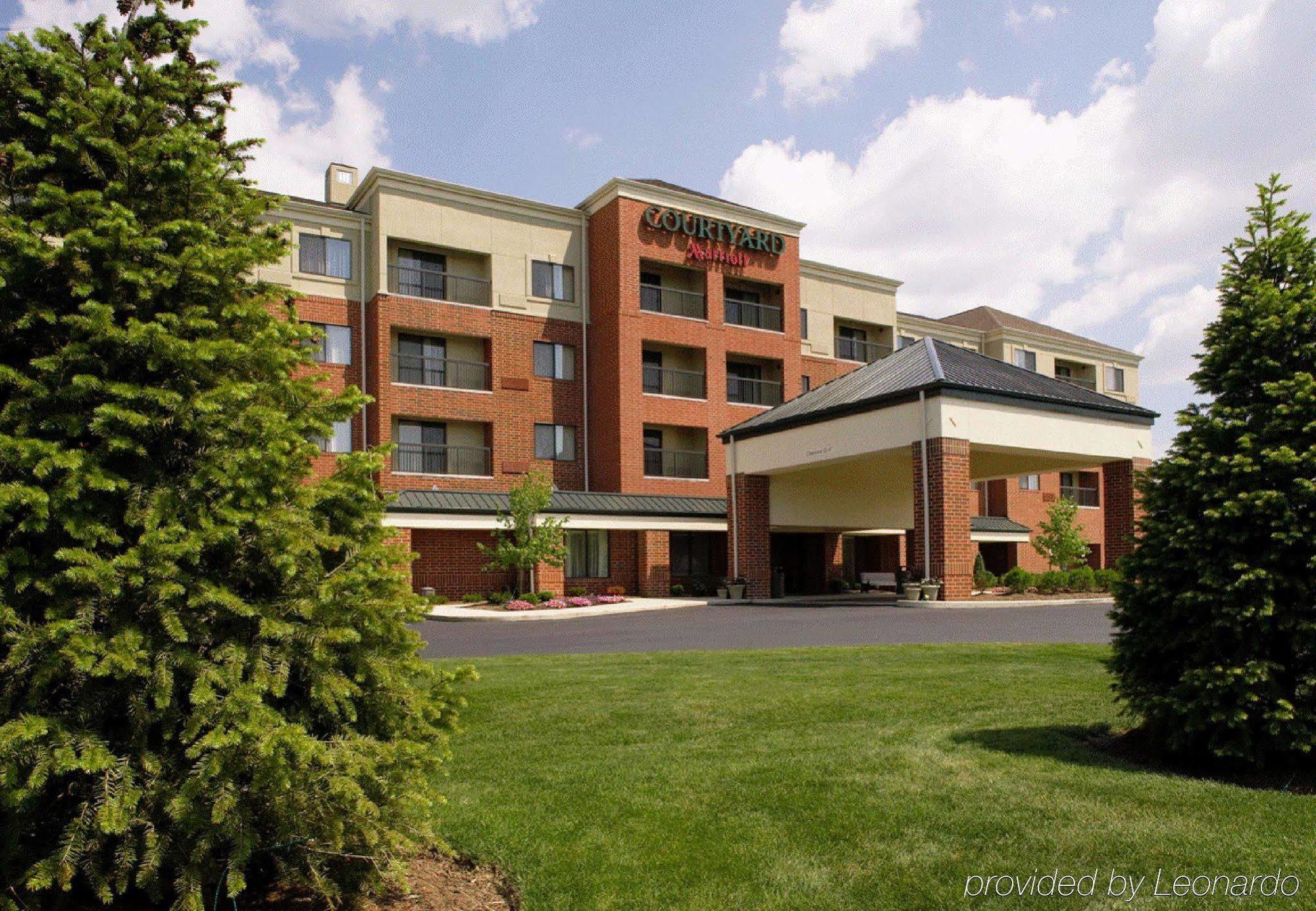 คอร์ตยาร์ด แอครอน ดาวน์ทาวน์ สโตว์ Hotel Stow ภายนอก รูปภาพ