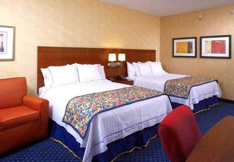 คอร์ตยาร์ด แอครอน ดาวน์ทาวน์ สโตว์ Hotel Stow ภายนอก รูปภาพ